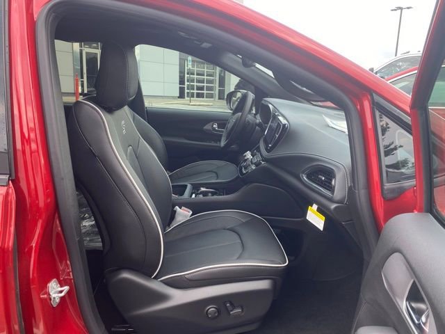 New 2026 Chrysler Pacifica Limited w/ S Appearance Package image 29