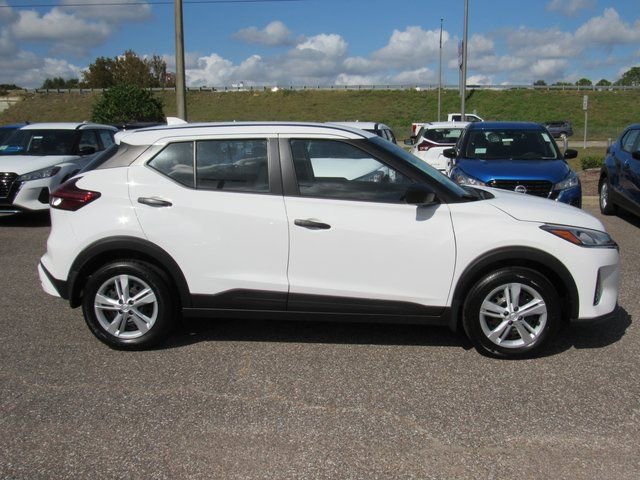 New 2025 Nissan Kicks Play S image 2