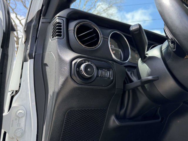 Used 2022 Jeep Wrangler Unlimited Sahara AWD/4WD image 25