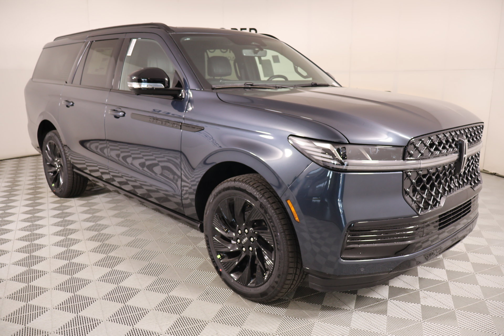 New 2026 Lincoln Navigator L Reserve w/ Jet Appearance Package