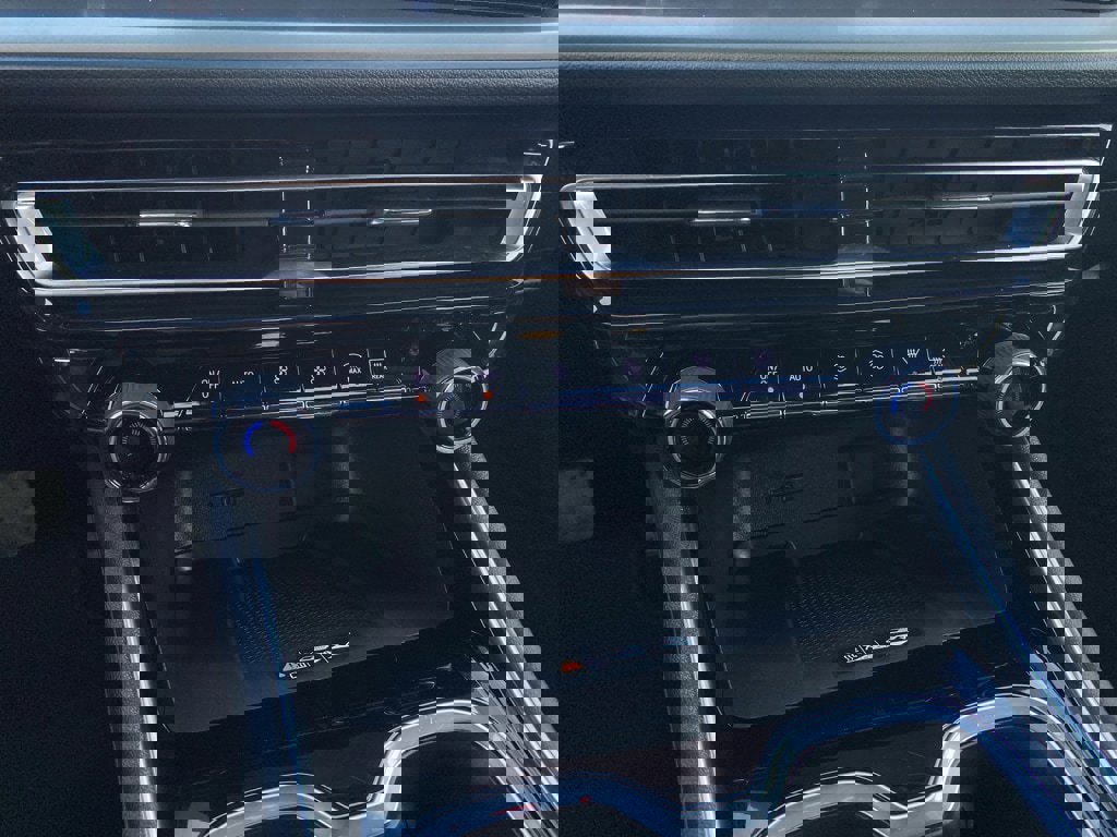 Used 2025 Chevrolet Traverse LT image 33