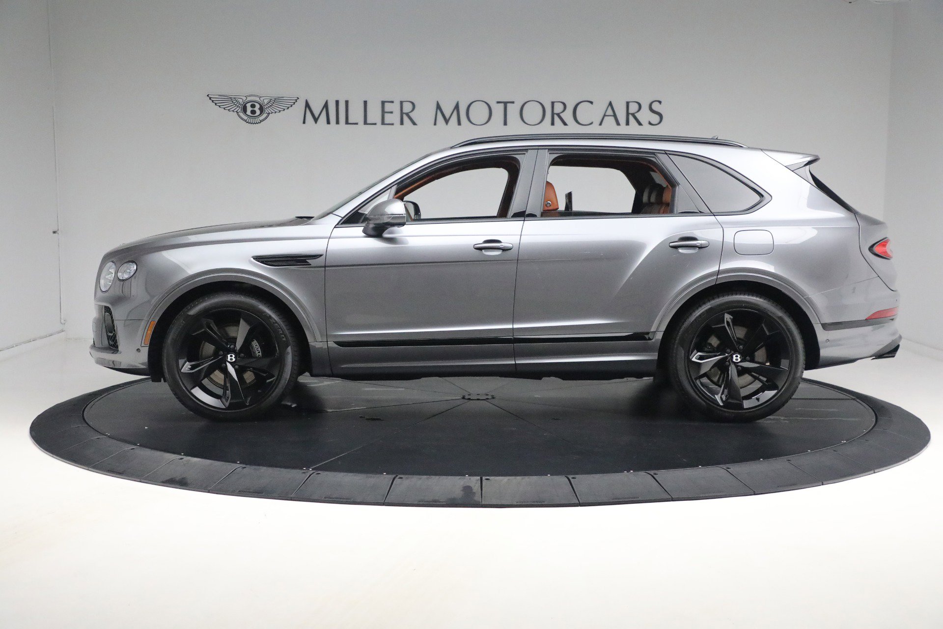 Used 2023 Bentley Bentayga Plug-In Hybrid AWD/4WD image 4