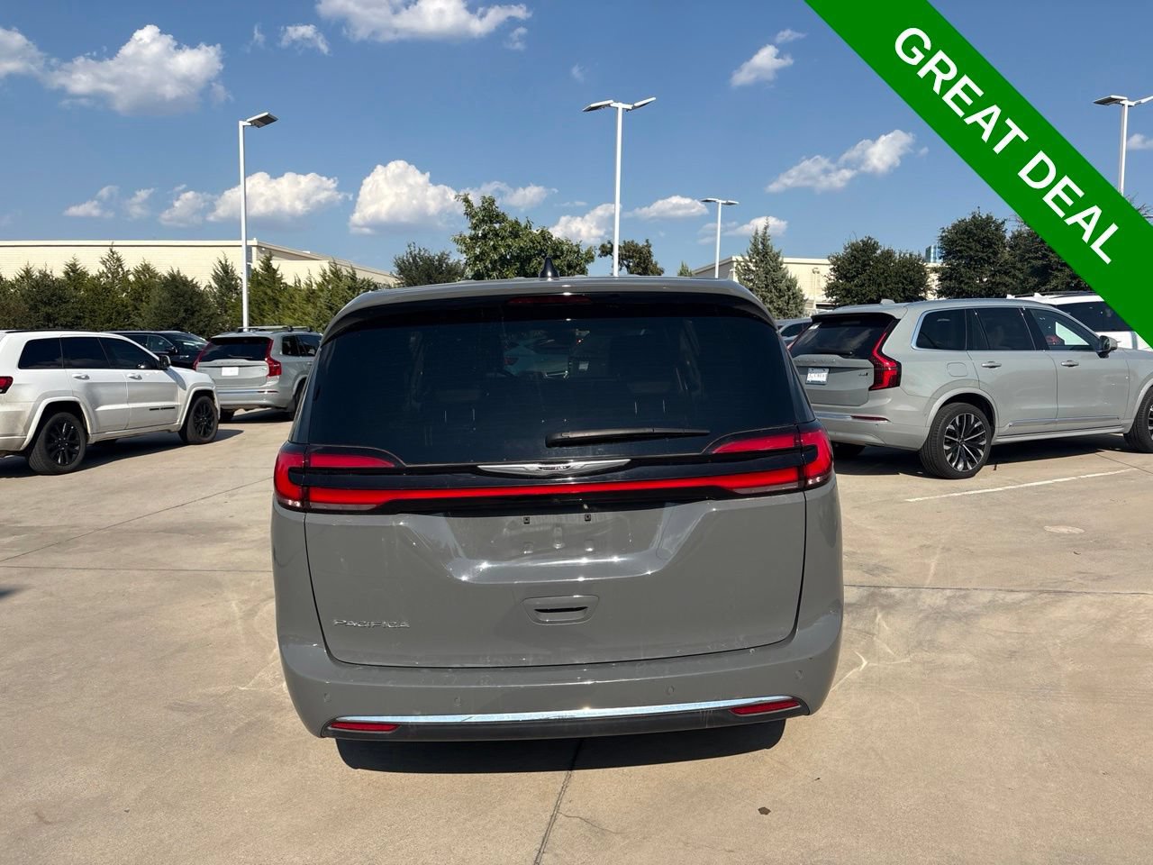 Used 2025 Chrysler Pacifica Select FWD image 6