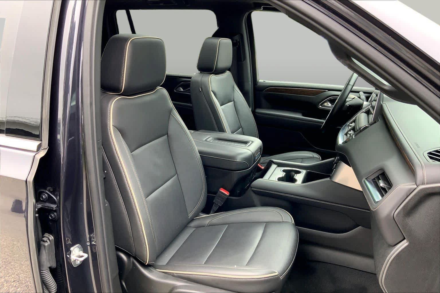 Used 2024 Chevrolet Suburban Premier w/ Premium Package AWD/4WD image 8