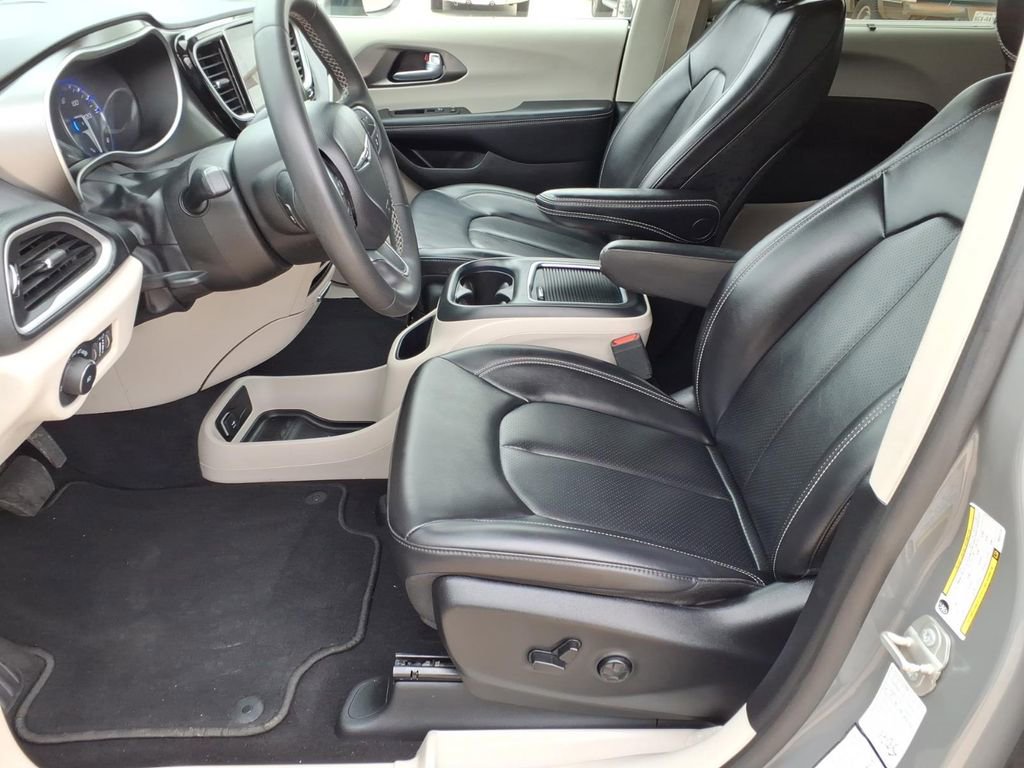 Used 2023 Chrysler Pacifica Touring-L FWD image 14