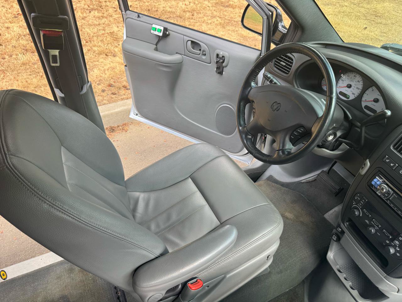 Used 2004 Dodge Grand Caravan SXT w/ Premium Group FWD image 29
