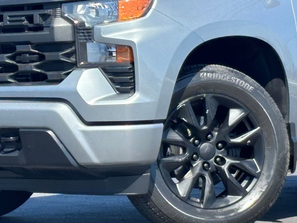 Used 2025 Chevrolet Silverado 1500 Custom image 2