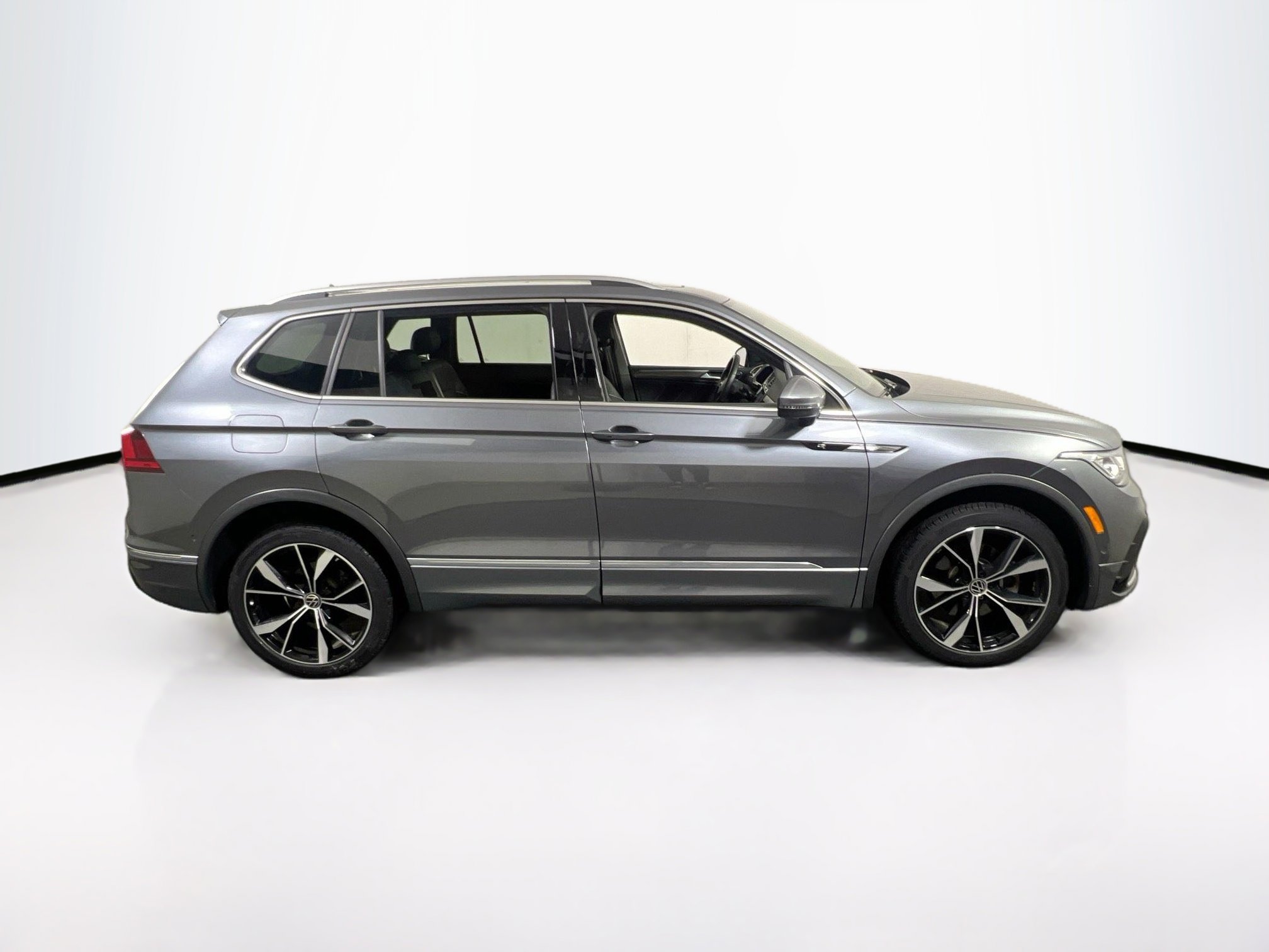 Used 2022 Volkswagen Tiguan SEL R-Line AWD/4WD image 4