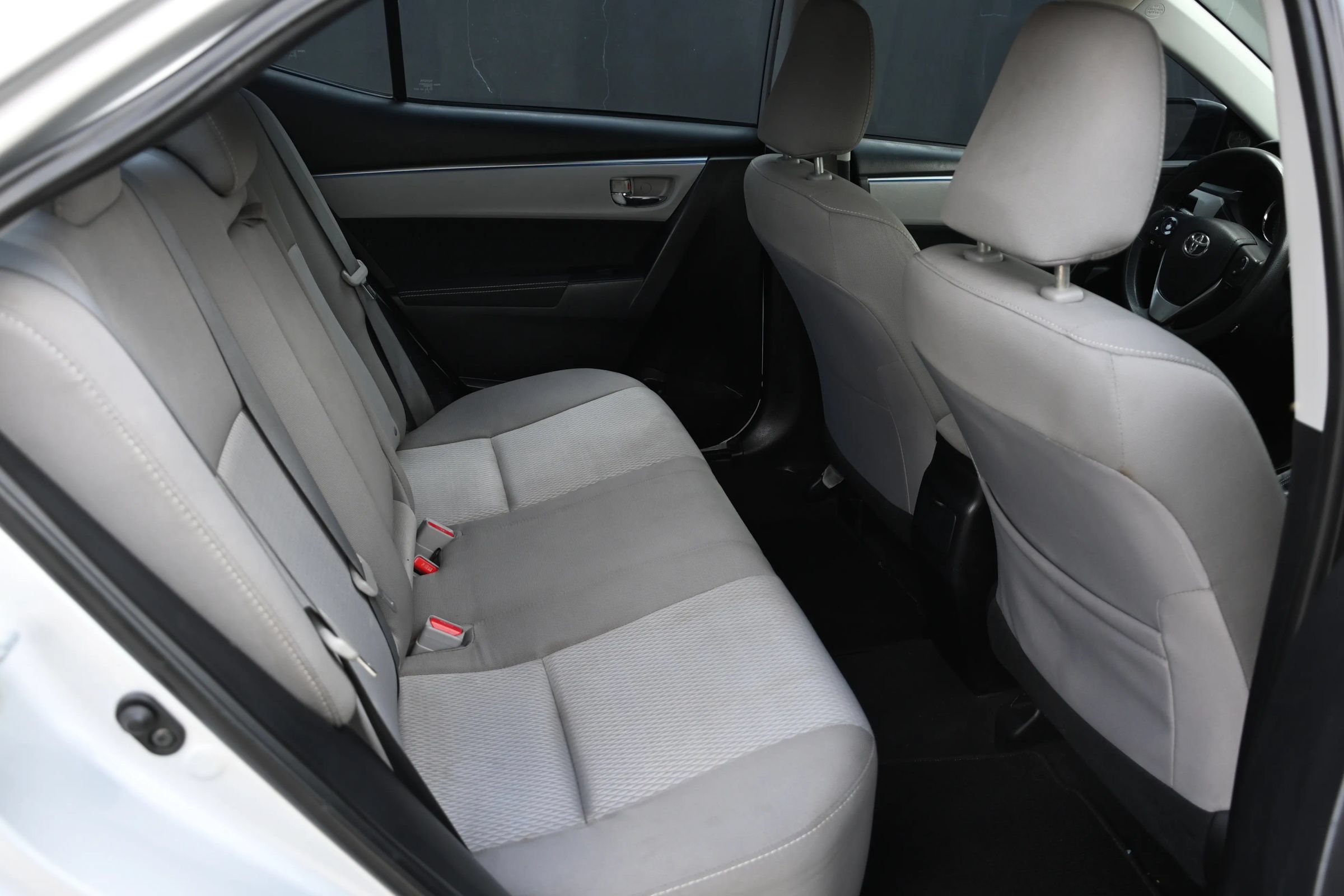 Used 2015 Toyota Corolla LE FWD image 17