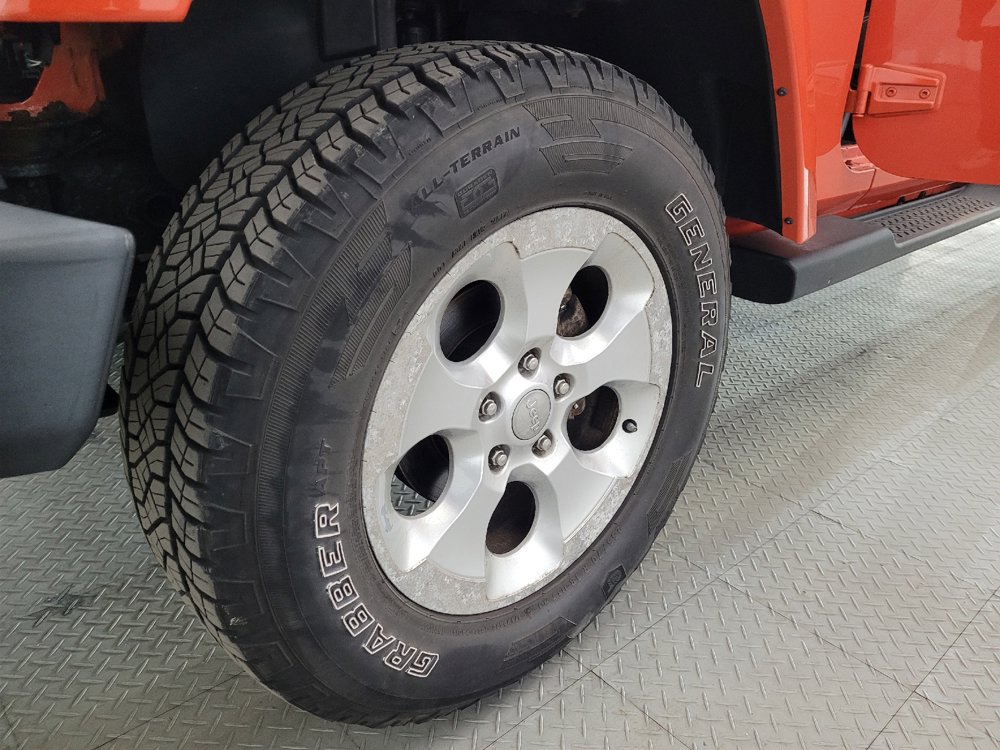Used 2015 Jeep Wrangler Unlimited Sahara w/ Dual Top Group AWD/4WD image 31