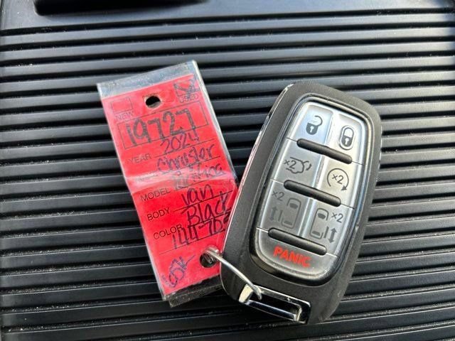 Used 2024 Chrysler Pacifica Limited FWD image 65