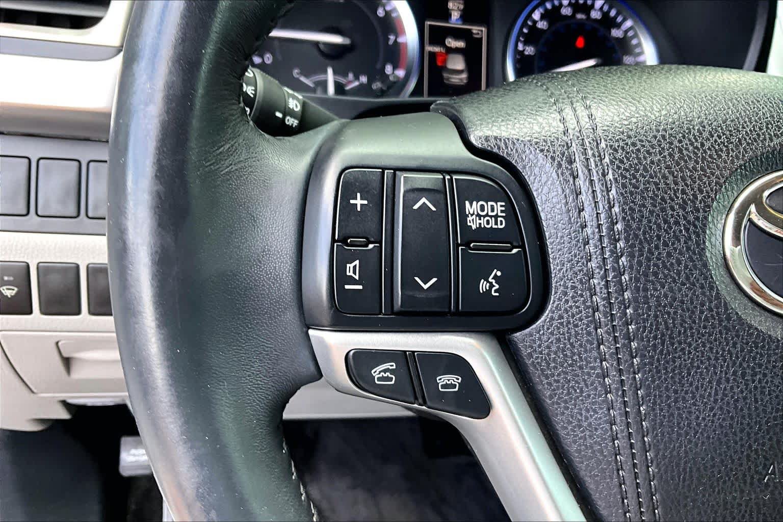 Used 2016 Toyota Highlander XLE AWD/4WD image 23