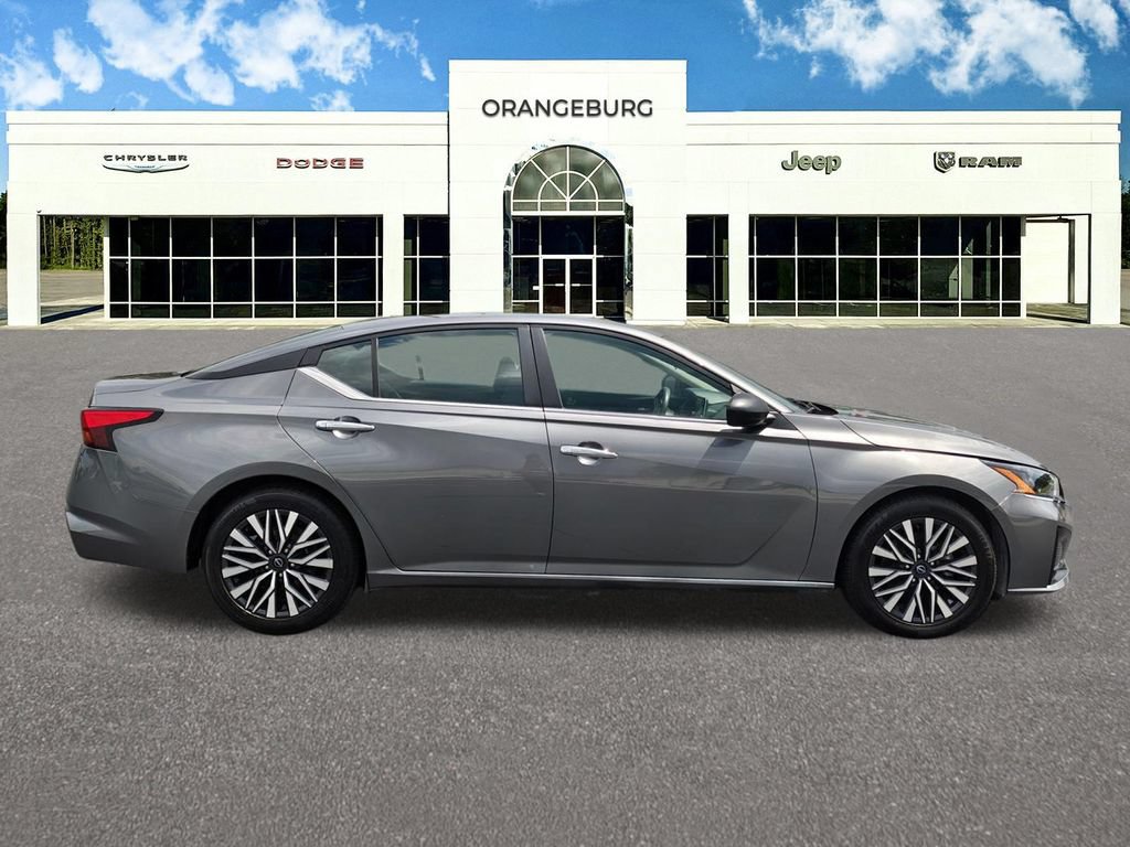 Used 2024 Nissan Altima 2.5 SV FWD image 9
