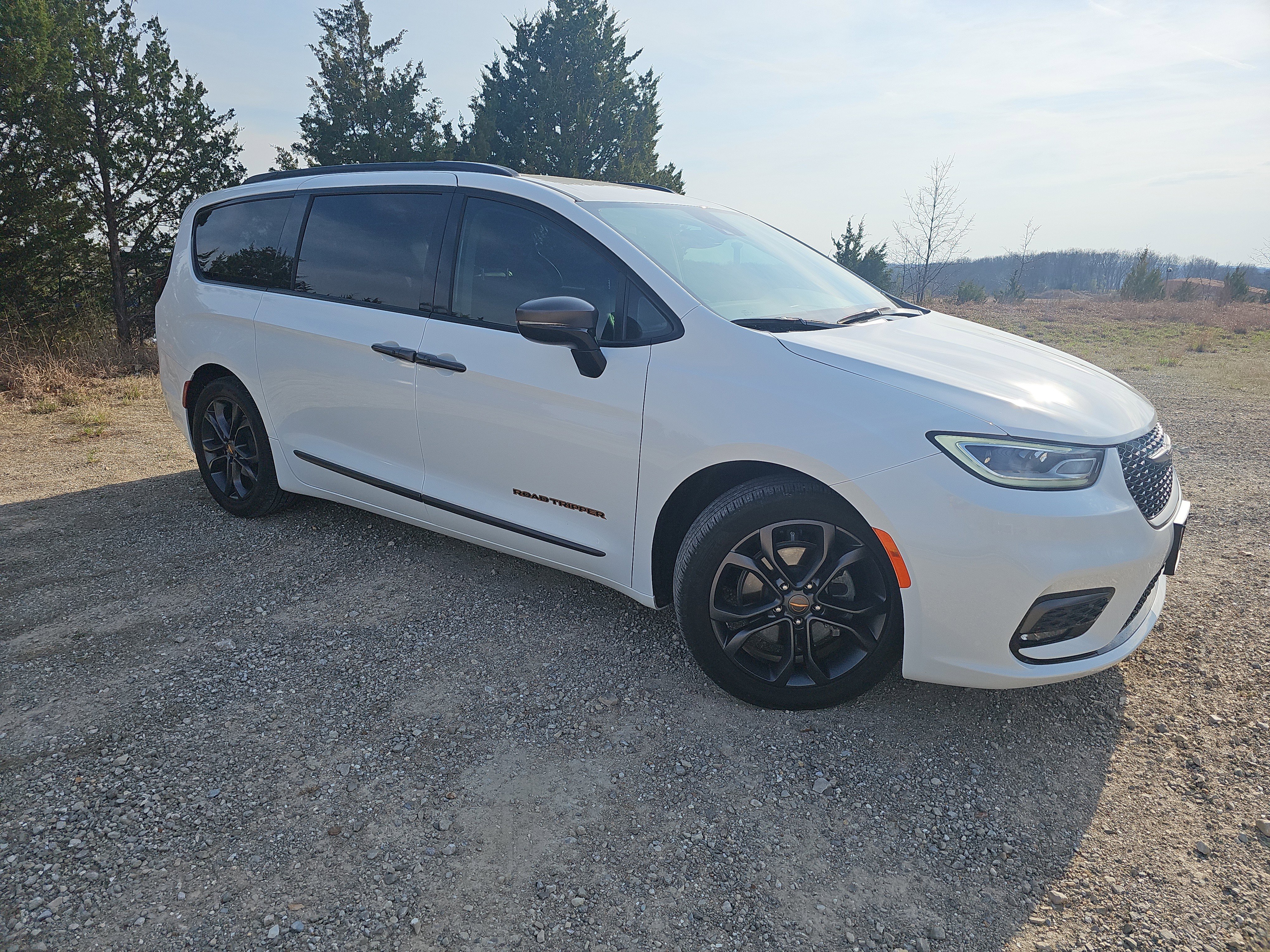 Used 2024 Chrysler Pacifica Touring-L w/ Road Tripper Package image 2