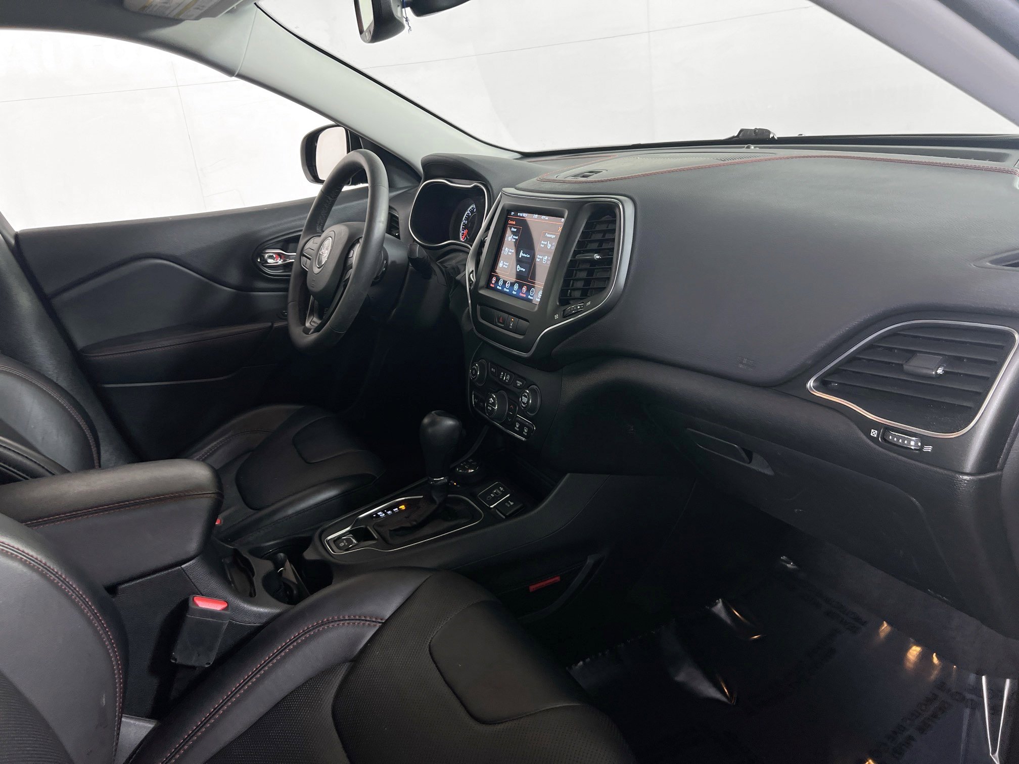 Used 2022 Jeep Cherokee Trailhawk w/ Premium Leather Package AWD/4WD image 26