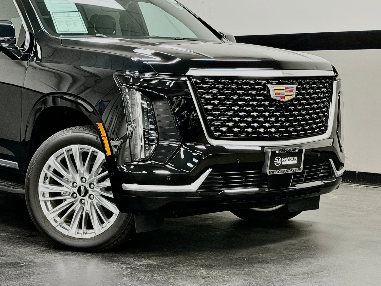 Used 2025 Cadillac Escalade ESV Premium Luxury image 3