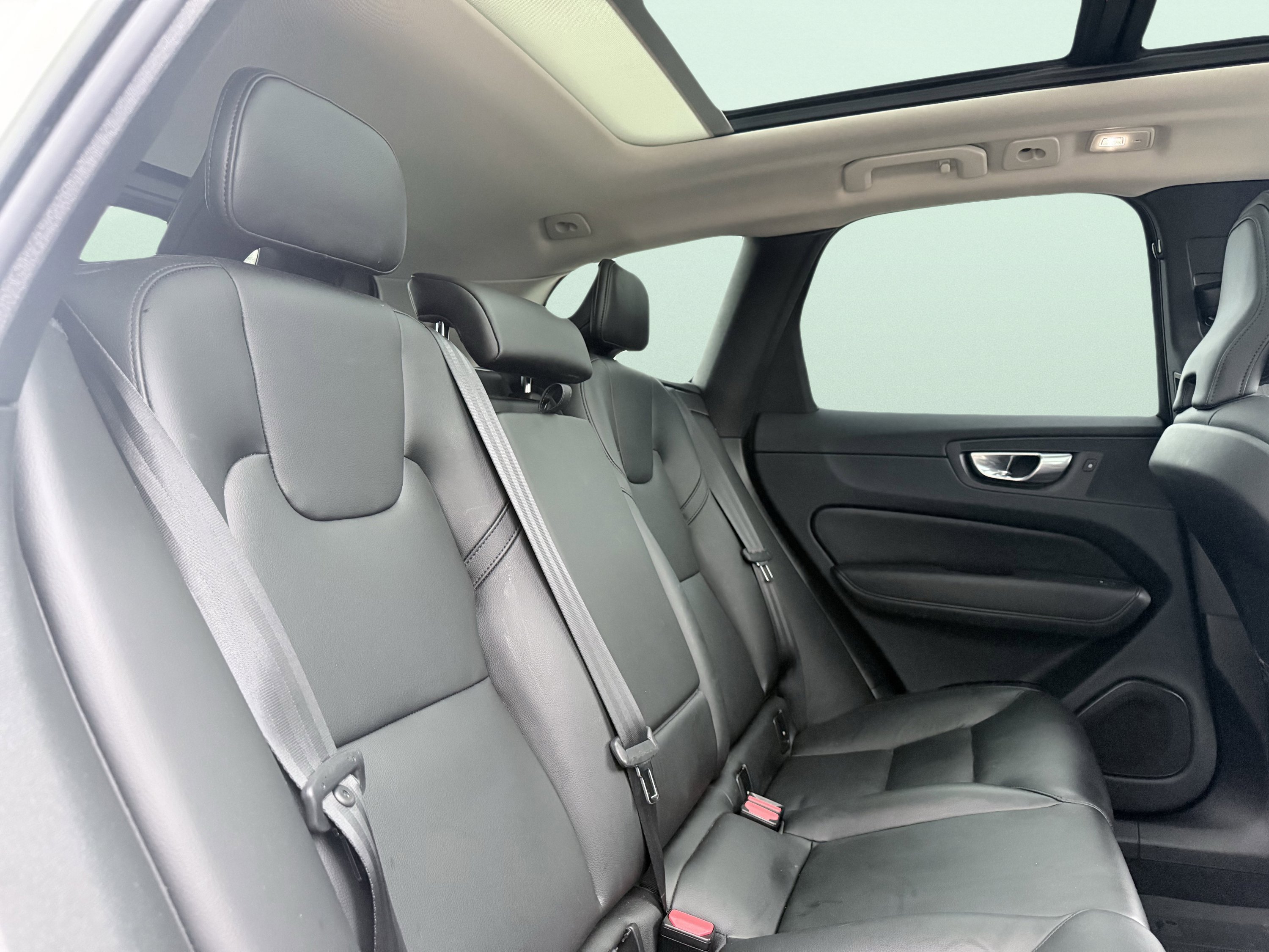 Used 2023 Volvo XC60 B5 Core image 44