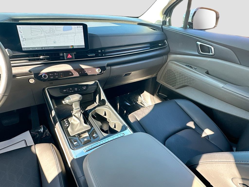 Used 2025 Kia Carnival EX FWD image 23