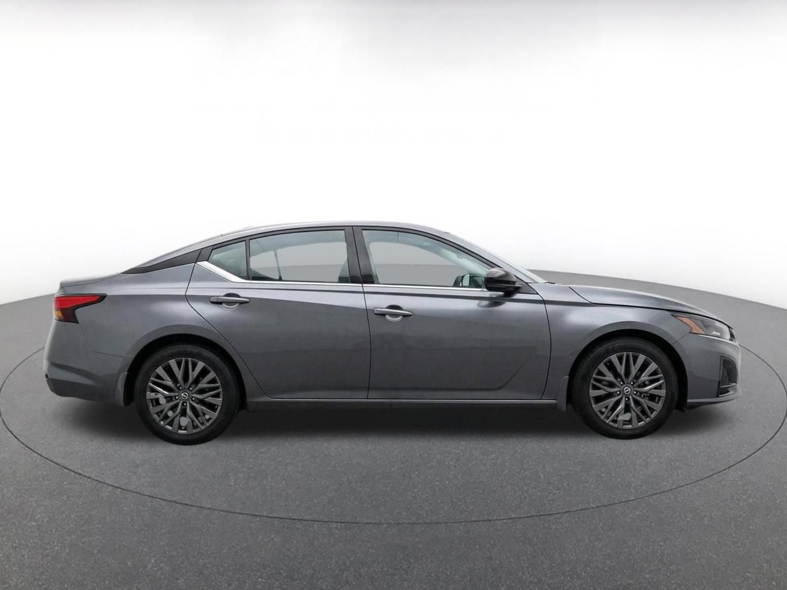 Used 2025 Nissan Altima 2.5 SV FWD image 10