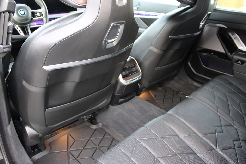 Used 2024 BMW i7 xDrive60 image 46