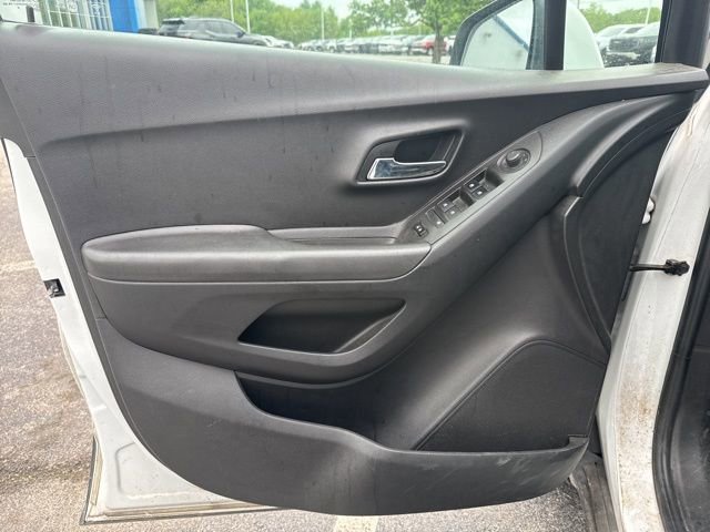 Used 2017 Chevrolet Trax LT w/ LT Convenience Package FWD image 11