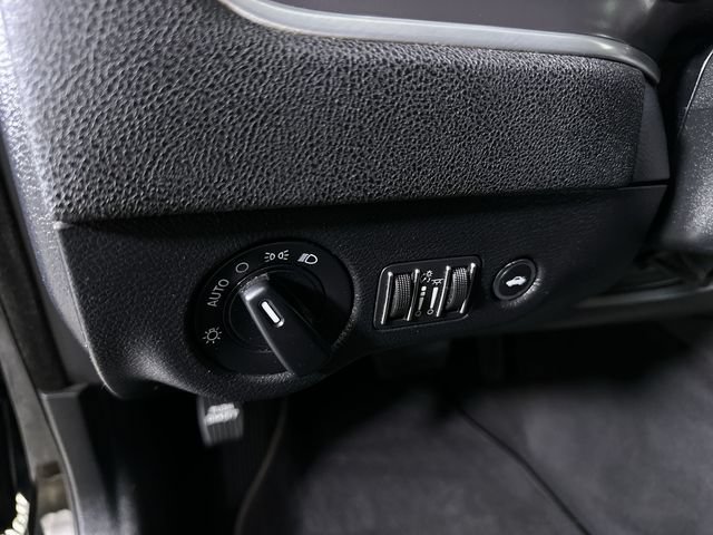 Used 2019 Dodge Charger SXT RWD image 18