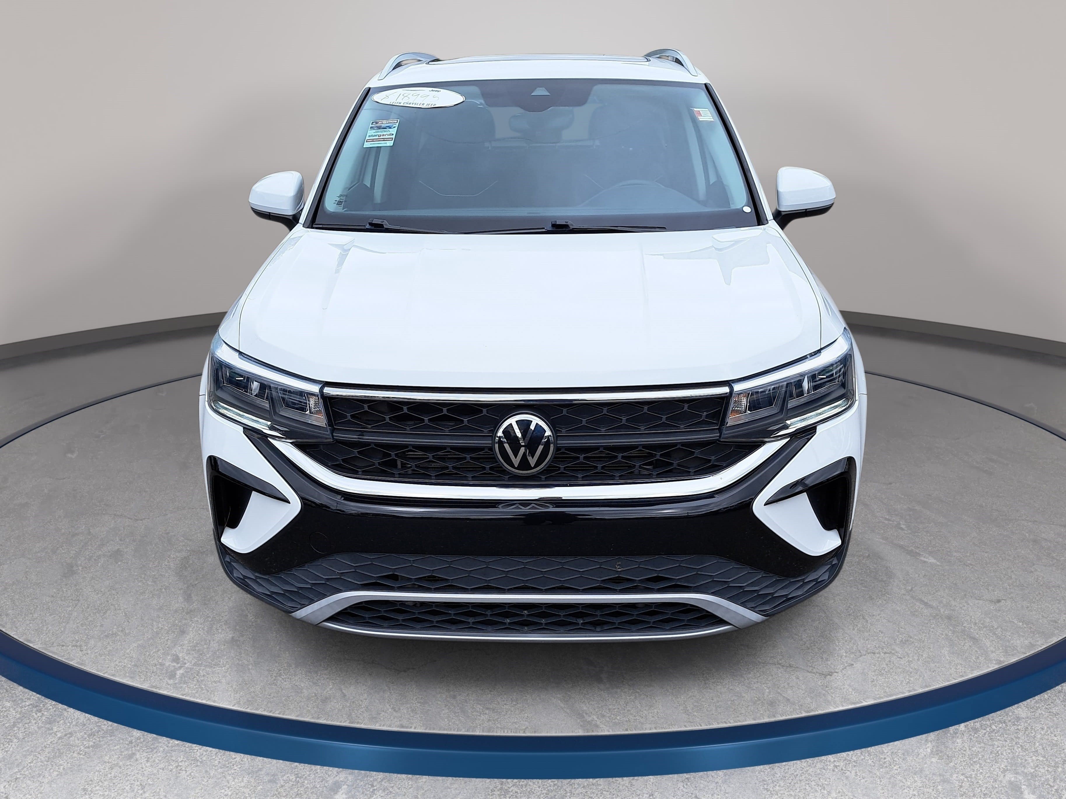 Used 2023 Volkswagen Taos SE w/ Panoramic Sunroof Package FWD image 2