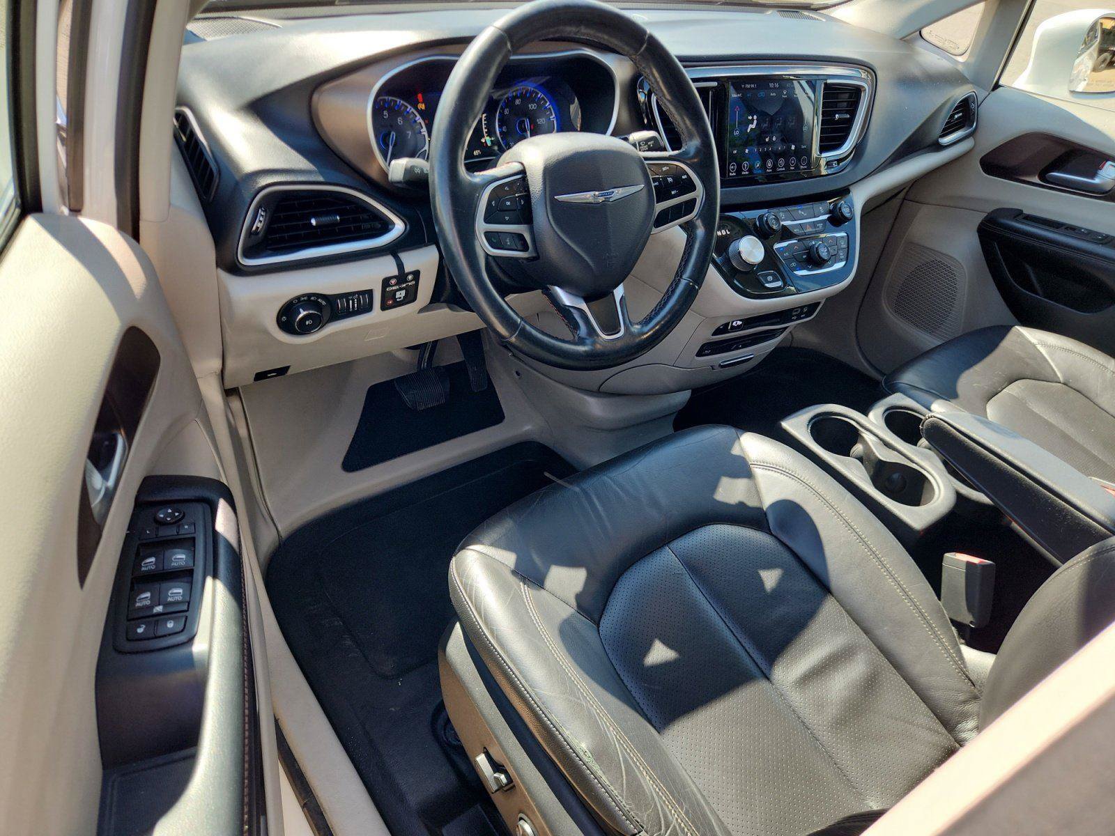 Used 2018 Chrysler Pacifica Touring-L Plus FWD image 17