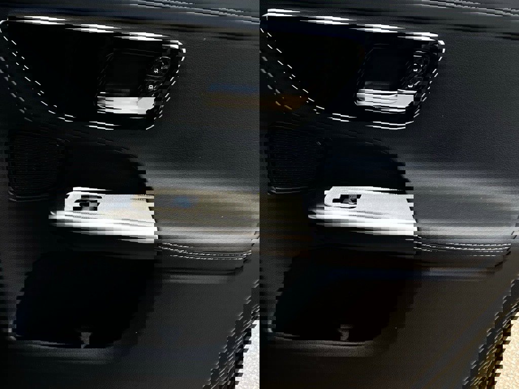 Used 2024 Mercedes-Benz GLC 300 4MATIC image 23