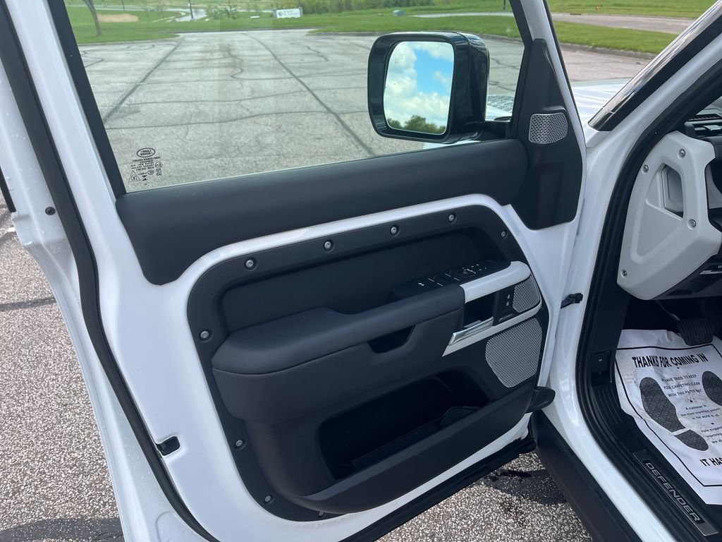 Used 2024 Land Rover Defender 130 X-Dynamic SE AWD/4WD image 10