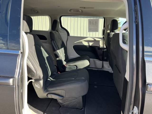 Used 2019 Chrysler Pacifica Touring image 37