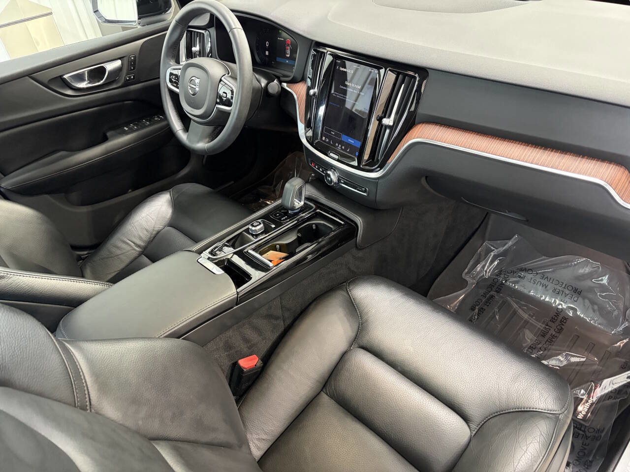 Used 2023 Volvo S60 T8 Plus image 25