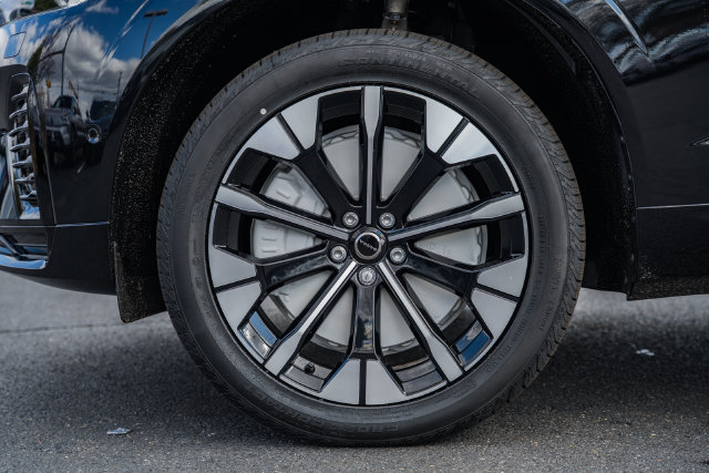 New 2026 Volvo XC60 T8 Plus w/ Protection Package Premier AWD/4WD image 17