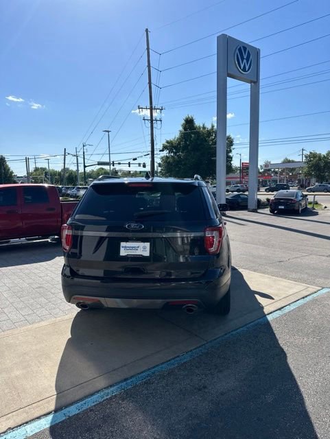 Used 2017 Ford Explorer XLT w/ XLT Technology Feature Bundle AWD/4WD image 8