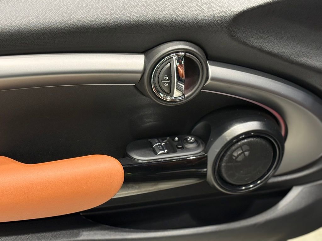 Used 2024 MINI Cooper SE w/ Signature Upholstery Package image 7