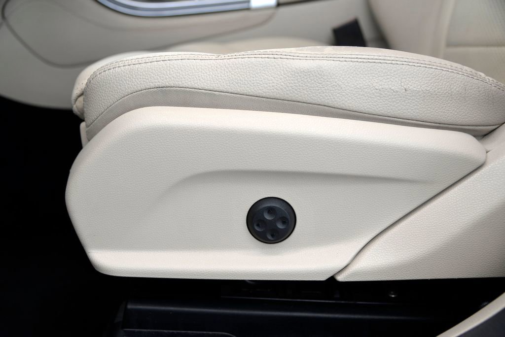 Used 2018 Mercedes-Benz GLC 300 4MATIC image 16