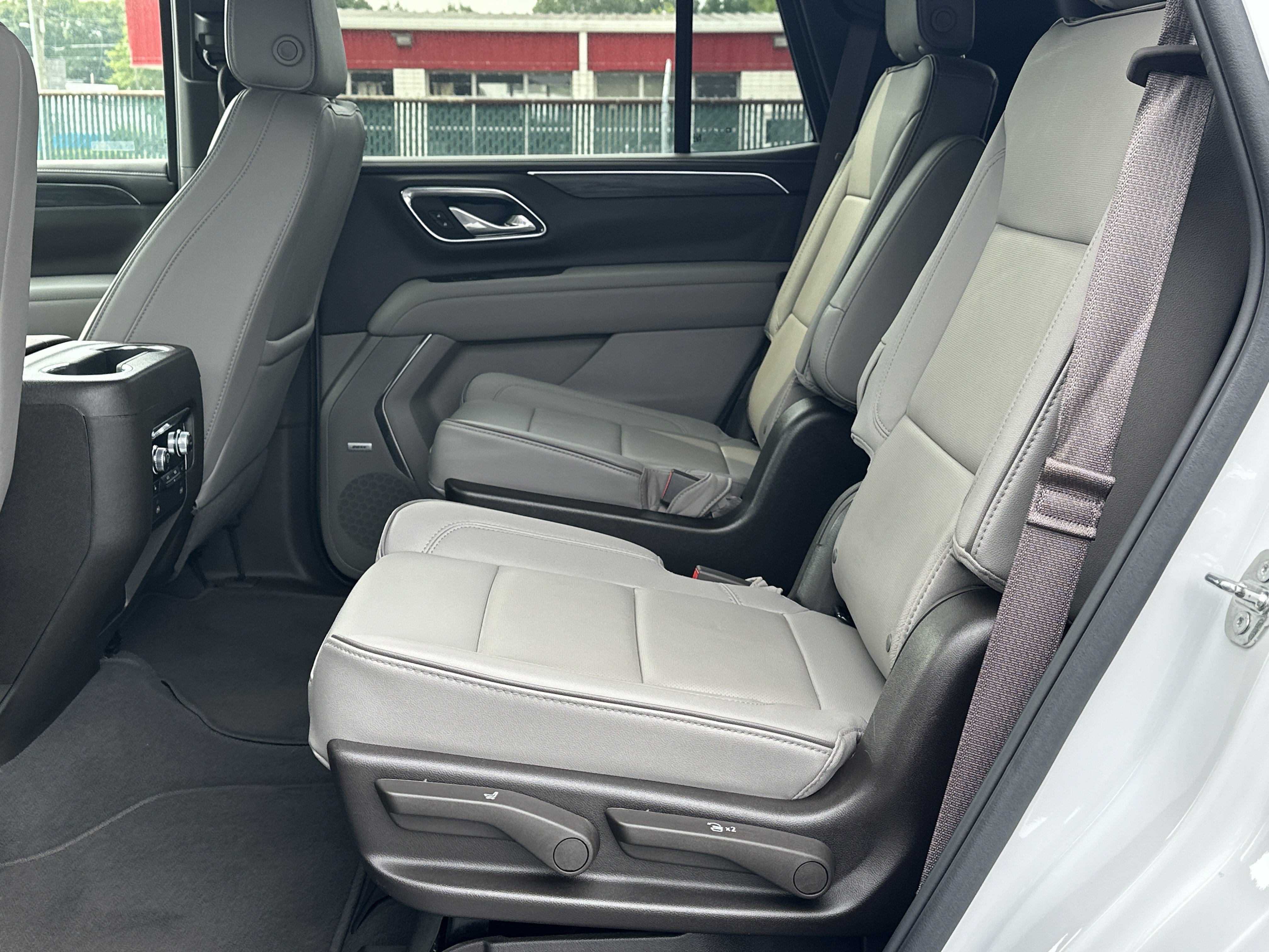 Used 2024 GMC Yukon SLT w/ SLT Luxury Package RWD image 16