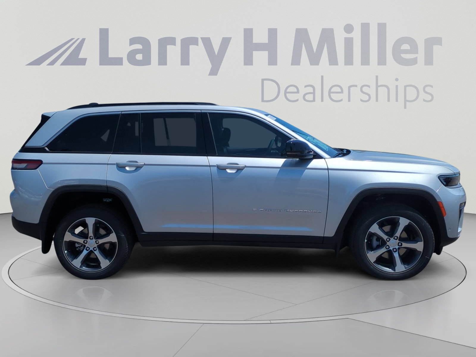 New 2026 Jeep Grand Cherokee Limited w/ Luxury Tech Group II RWD image 6