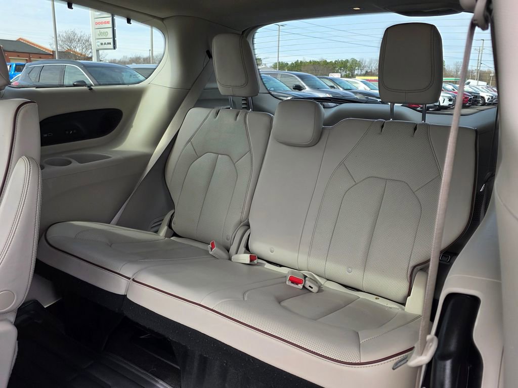 Used 2020 Chrysler Pacifica Limited image 34