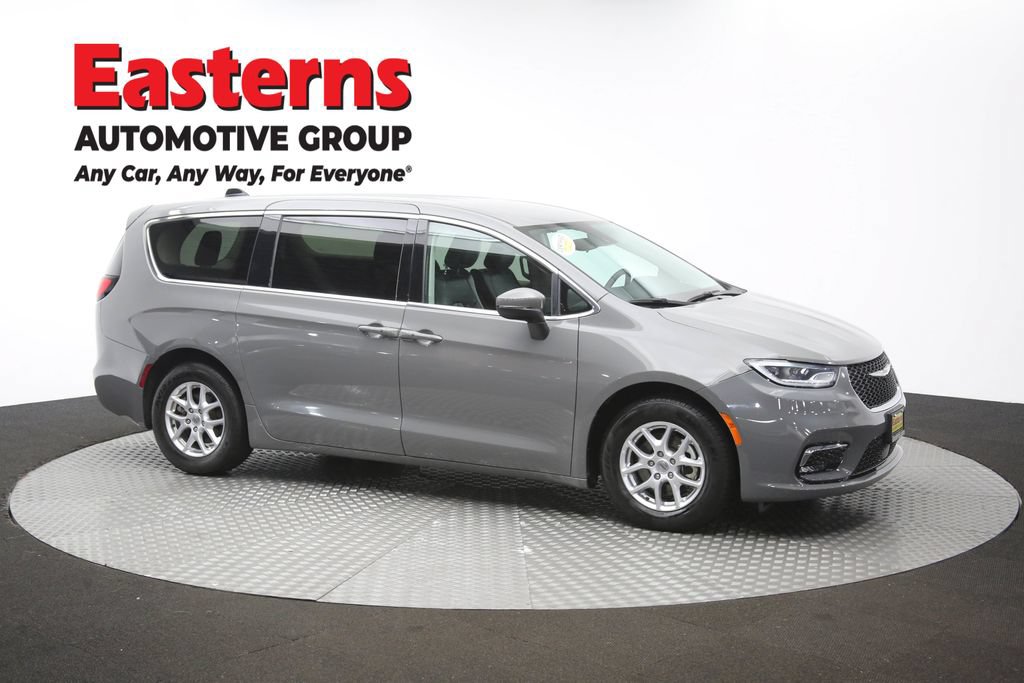 Used 2023 Chrysler Pacifica Touring-L FWD image 47