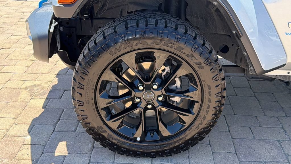 Used 2024 Jeep Wrangler Unlimited Sahara AWD/4WD image 9