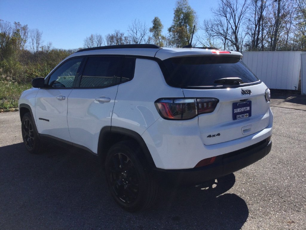 Used 2025 Jeep Compass Latitude w/ Convenience Group AWD/4WD image 5