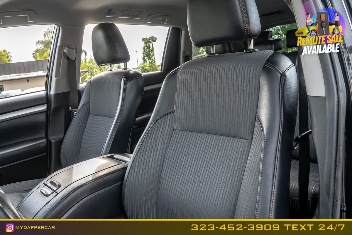 Used 2019 Toyota Highlander Plus w/ Carpet Mat Package (TMS) FWD image 12