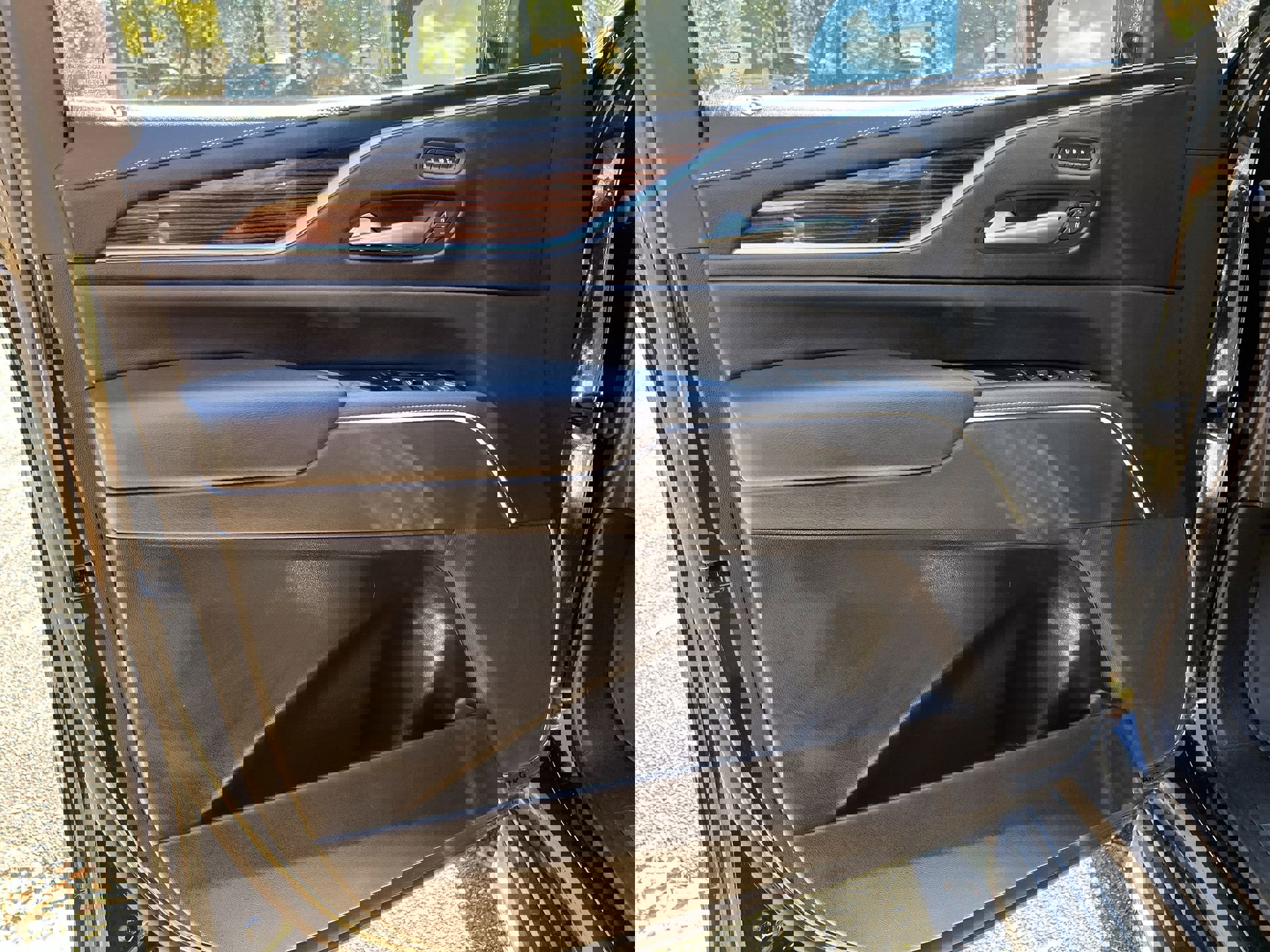 Certified 2023 Cadillac Escalade Premium Luxury w/ LPO, Radiant Package image 11