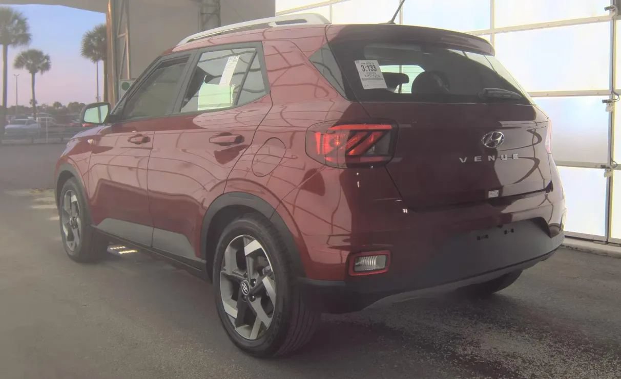 Used 2026 Hyundai Venue SEL FWD image 4