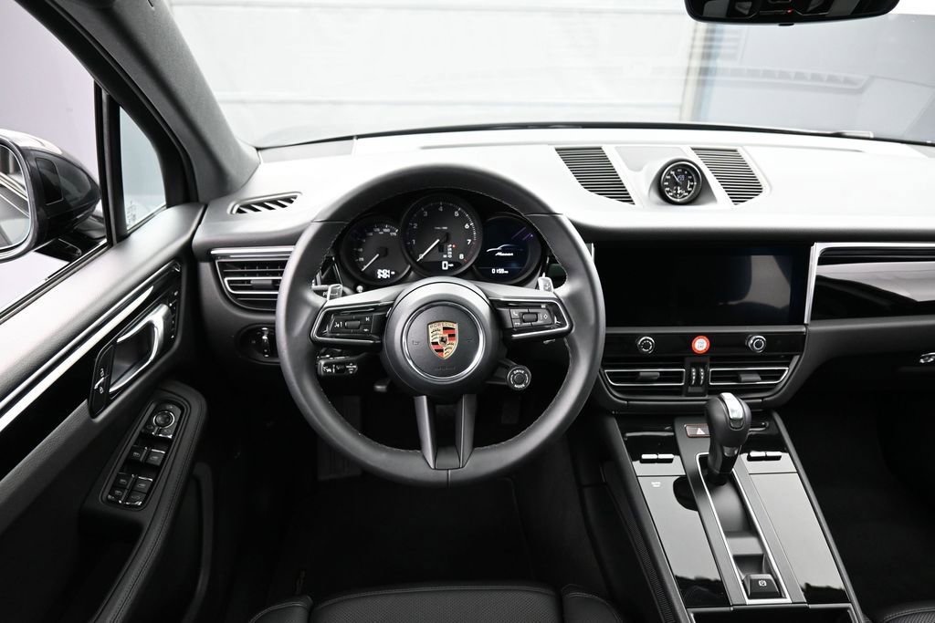Certified 2026 Porsche Macan AWD/4WD image 17