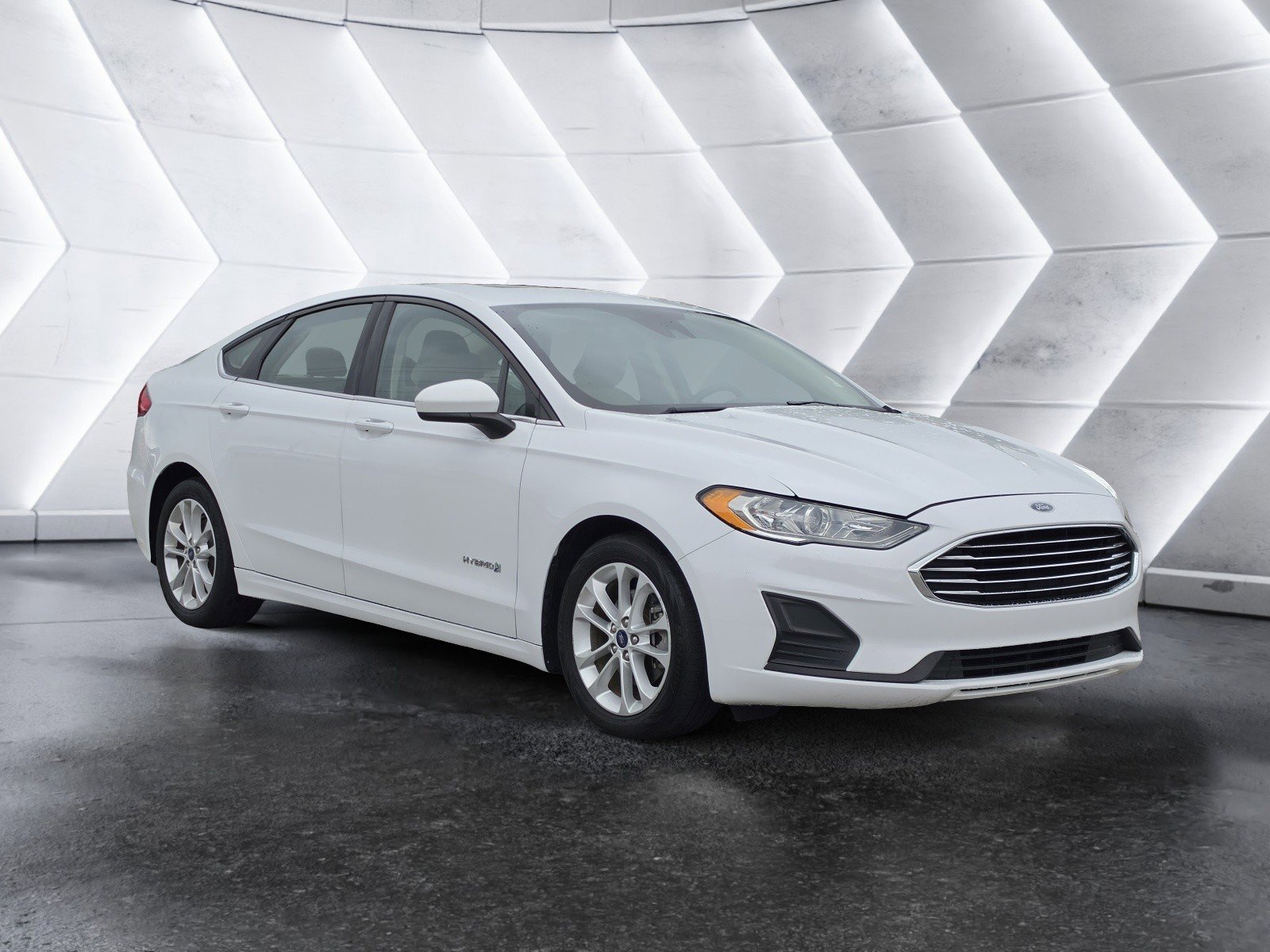Used 2019 Ford Fusion SE FWD image 1
