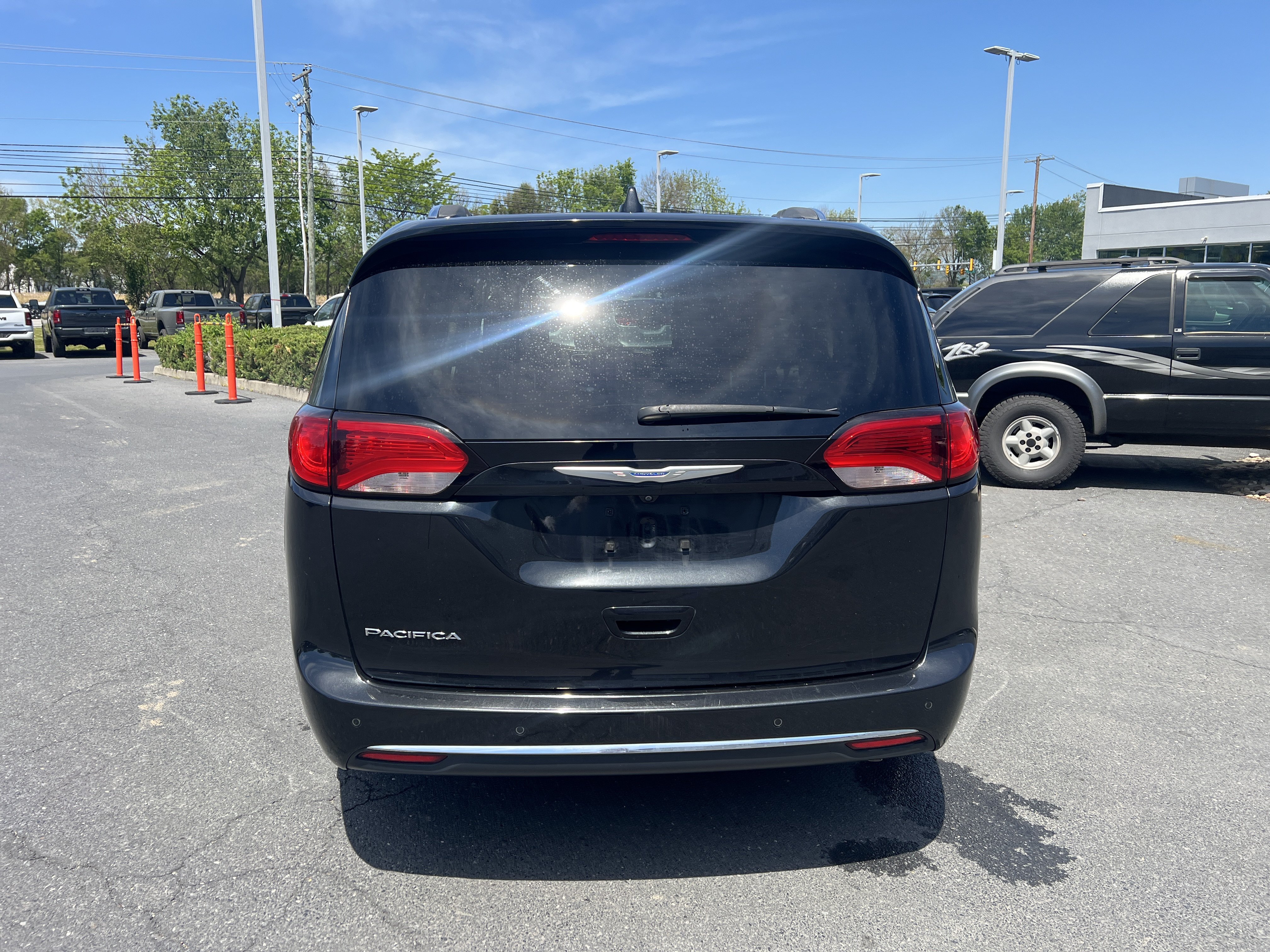 Used 2018 Chrysler Pacifica Touring-L Plus w/ Tire & Wheel Group FWD image 8