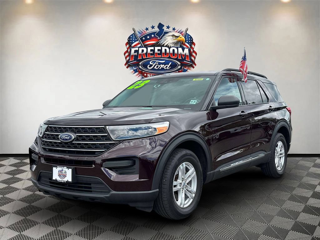Used 2023 Ford Explorer XLT AWD/4WD image 2