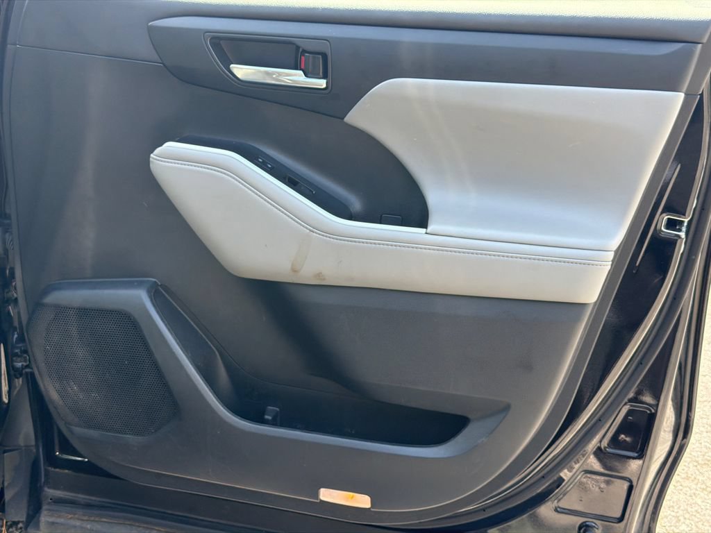 Used 2023 Toyota Highlander XLE FWD image 13